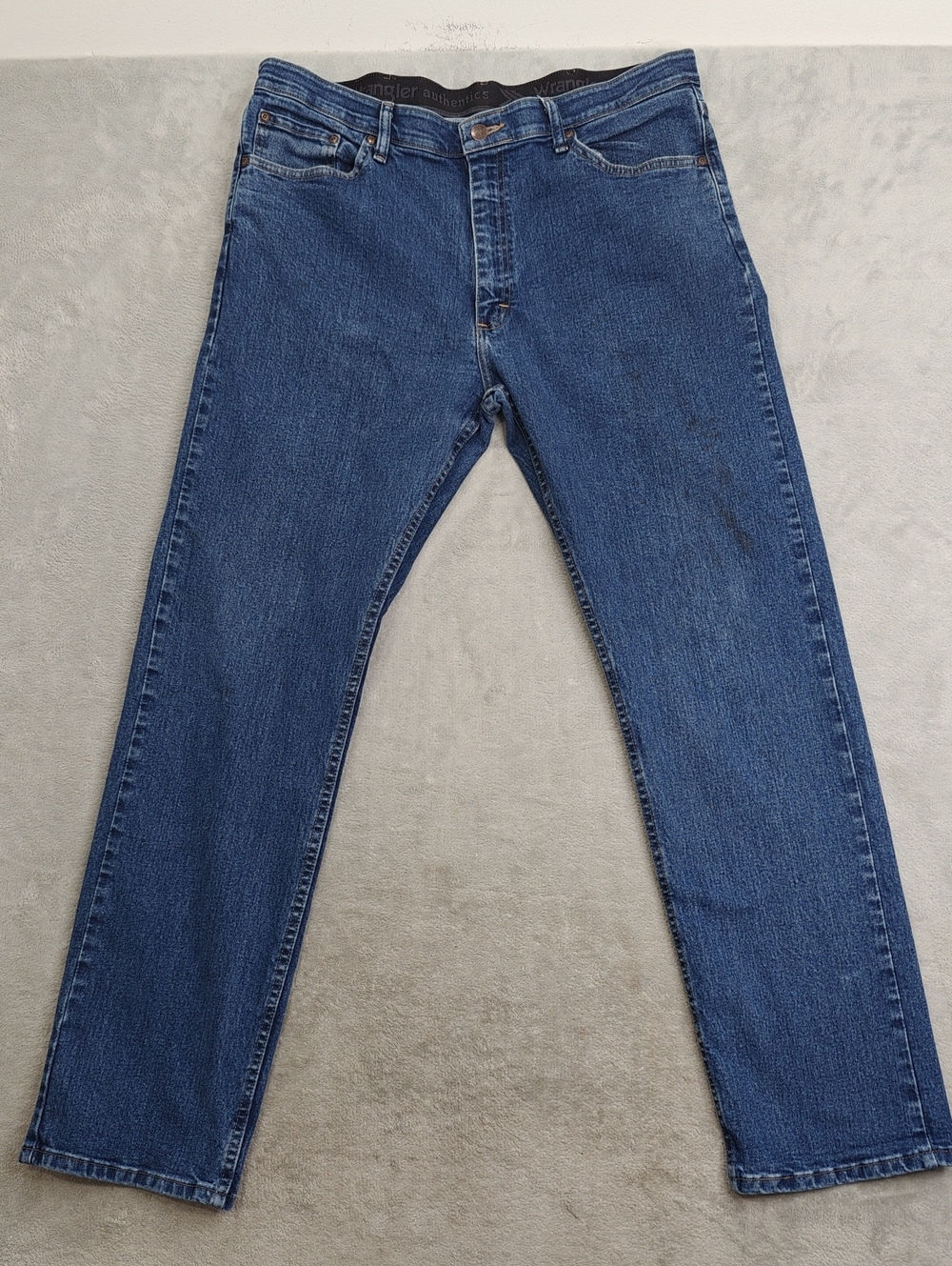 Wrangler Men's Classic Straight Jeans in Medium Blue